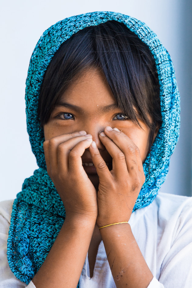 An Phuoc, Hidden Smile. Canon 5D Mark III, EF70-200mm f/2.8L IS II USM lens @ 200mm. 1/200s @ f6.3, ISO 800.