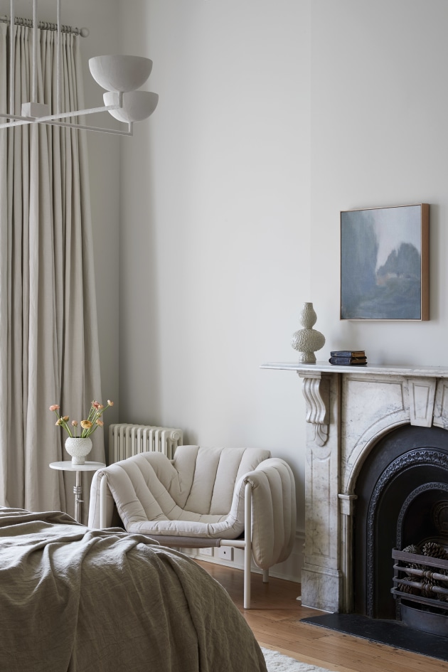 Here, I had the chance to get back and use a longer lens to try and layer the objects, giving the viewer a more intimate sense of being in the room. The objects look normal rather than being up close and distorted. Designer: Hecker Guthrie, Melbourne Art: Greg Wood. Canon 1DX Mk II, Canon EF 24-70mm f/2.8L II USM lens @ 70mm. 0.5s @ f11, ISO 100. Tripod.