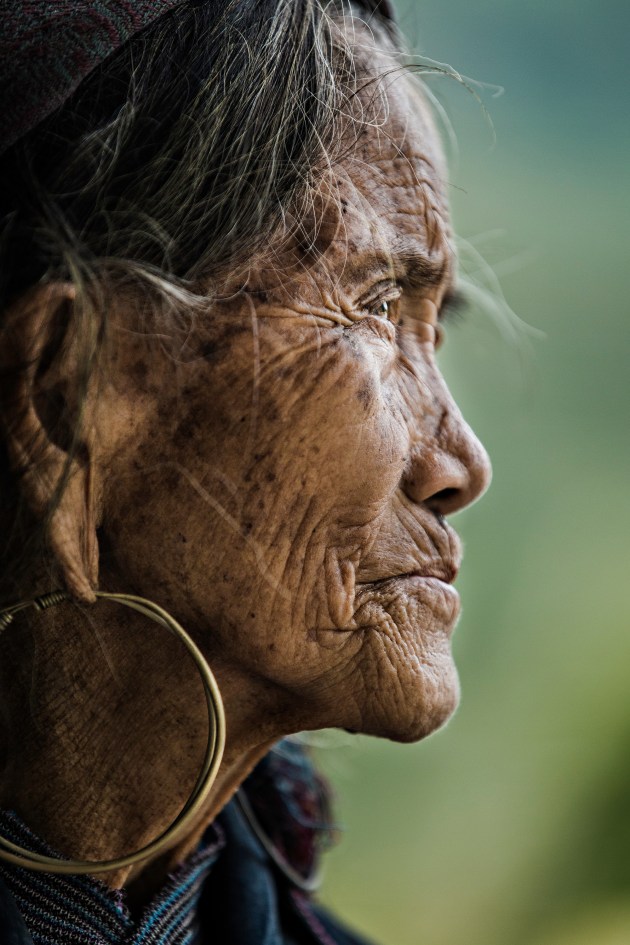 A lady from the Hmong indigenous group. Canon 5D Mark III, EF70-200mm f/2.8L IS II USM lens @ 200mm. 1/1600s @ f3.5, ISO 640.